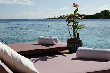 Terrasse en pleine exposition face  la mer de la Water Villa