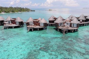 De vritables petits lots en pleine mer sur les eaux des maldives