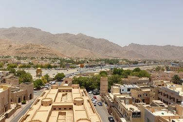 La vue depuis le fort sur la ville de Nizwa et sur les montagnes