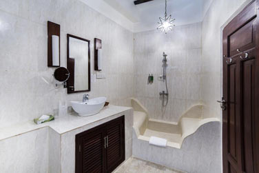 La salle de bain des chambres Deluxe