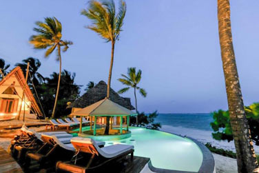 Profitez du coucher du soleil au bord de la piscine et de la plage