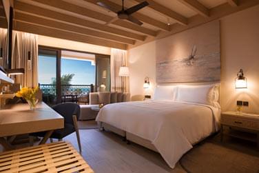 Chambre deluxe spacieuse offrant une vue panoramique sur la mer de Saadiyat