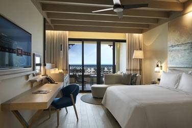Chambre premium offrant une vue sur la mer de Saadiyat et disposant d'un balcon spacieux