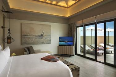 Chambre principale de la Villa offrant une vue sur la magnifique plage de Saadiyat