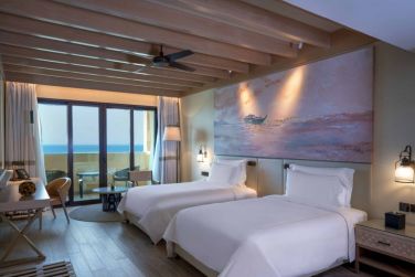 et deux autres grands lits dans la seconde chambres