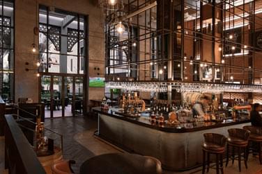 Atmosphre chic et moderne du Gastropub du Rotana Resort