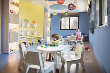 Intrieur de la salle de jeux pour enfants du club afin qu'ils puissent s'amuser dans un cadre apaisant et calme