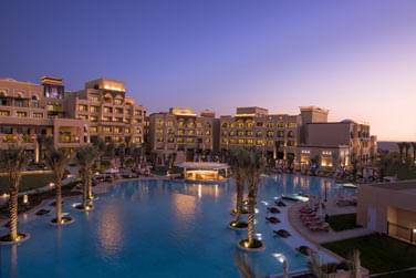 Voici la magnifique piscine du Rotana Resort, clairages de nuit tamiss, que demander de plus ...