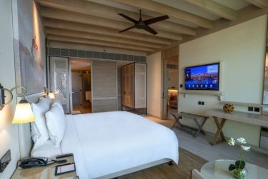 Voici la Bedroom Resort View Suite avec terrasse ou balcon