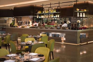 Atmosphre pure et moderne du restaurant Sim Sim du Rotana Resort