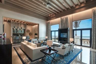 Salon de la suite royale du Resort confortable et moderne pour un moment en famille