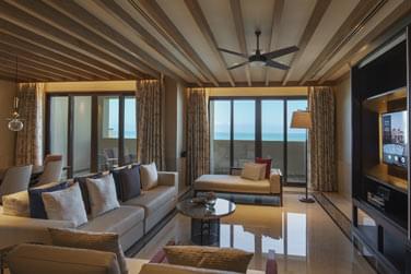 Salon de la suite Saadiyat, baies vitres, grand canap, dtente et relaxation assure !
