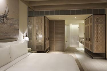 Salon 1 chambre de la suite Club Rotana du Resort au design pur et aux couleurs douces