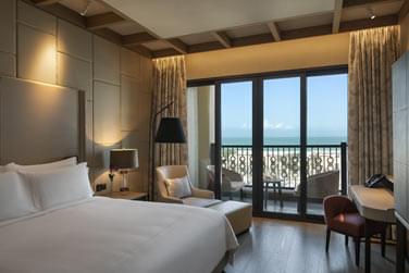 Chambre avec lit King Size de la suite Saadiyat du Resort