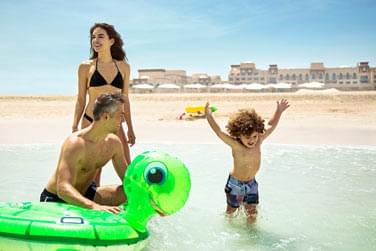 Le Rotana Resort vous permet de vous ressourcer en famille dans un cadre idyllique