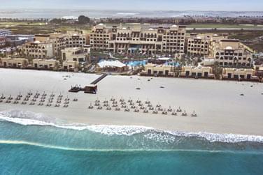 Vue arienne de la plage paradisiaque, juste en face sur Saadiyat Rotana Resort