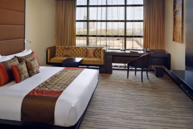 La chambre southern Sun dispose d'un lit King Size confortable et de dcors boiss authentiques