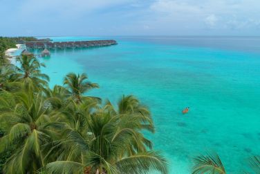Admirez les magnifiques eaux du lagon des maldives