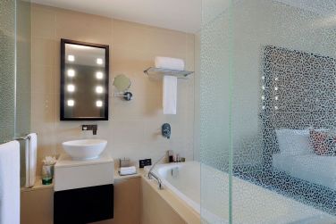 Magnifique salle de bain moderne et pure du Southern Sun  Abu Dhabi