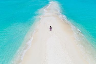Ressourcez vous le long de la mer sur la mer des maldives, moment paradisiaque
