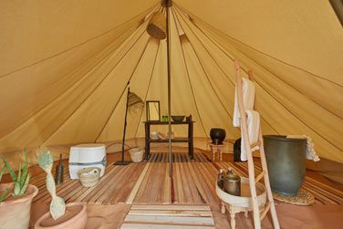 La salle de bain prive avec toilettes sche, lavabo et douche