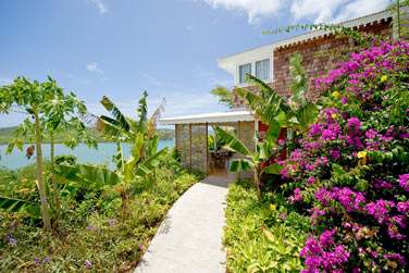 L'htel est install loin du monde et des grands complexes touristiques