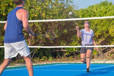 Faites du badminton sur un des terrains dont dispose l'innahura