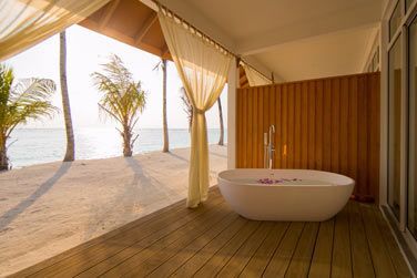 Admirez un magnifique coucher de soleil de votre baingoire spa en extrieur