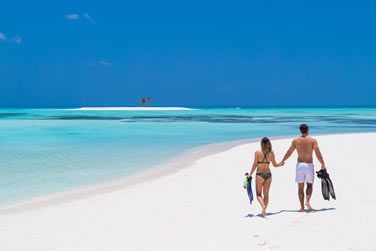 Entre amoureux pratiquer du snorkeling  deux