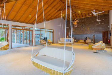 Des balanoires-fauteuils sont mises  votre disposition pour vous prlasser  deux