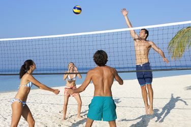 Faites du beach volley sur la plage et profitez de la mer et ses eaux turquoise