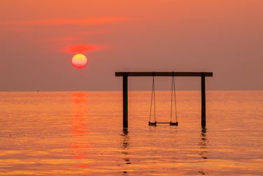 Profitez d'un coucher de soleil magnifique en pleine mer