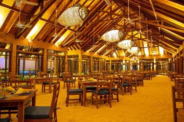 Les pieds dans le sable dans un cadre paradisiaque au restaurant de l'innahura