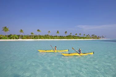 Profitez d'une excursion en kayak sur les eaux turquoise des maldives