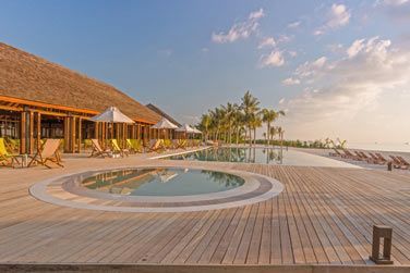 Admirez un magnifique coucher de soleil de la piscine offrant une vue incroyable