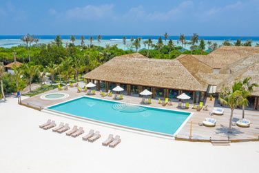 Vue arienne de cette piscine en plein soleil