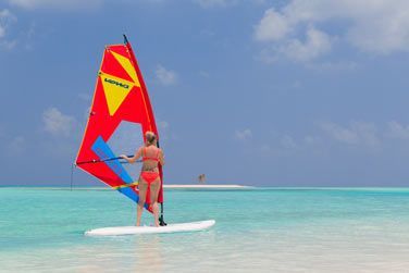 Faites de la planche  voile sur les eaux paradisiaques des maldives, spot d'exception
