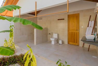 Salle de bain ouverte en pleine nature tropicale