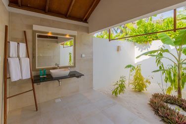 avec un grand miroir et un grand espace