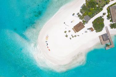 Vue arienne dpaysante de la case nautique entoure par des eaux magnifiques