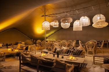 Un espace repas convivial et chaleureux en plein dsert ...