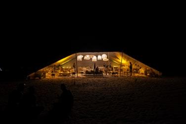 Un moment magique la nuit tombe dans le dsert d'Oman