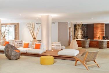 La rception de l'htel  la dcoration moderne et pure