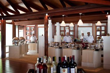 Le Diamonds Athuruga dispose de 5 restaurants.