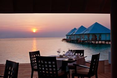 Face au coucher du soleil