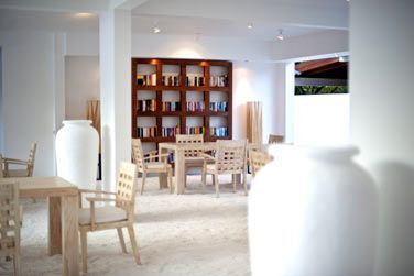 Lecture au calme  la librairie