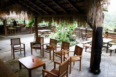 Ce restaurant propose des plats croles, cuisins maison