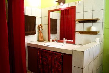 La salle de bain de la chambre Zamoureux