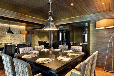 Un superbe restaurant, servant une vaste slection de plats du monde