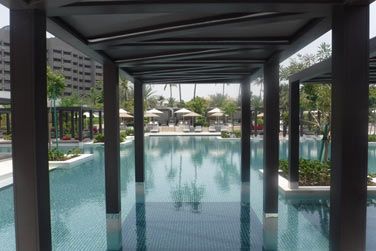 La belle et grande piscine extrieure